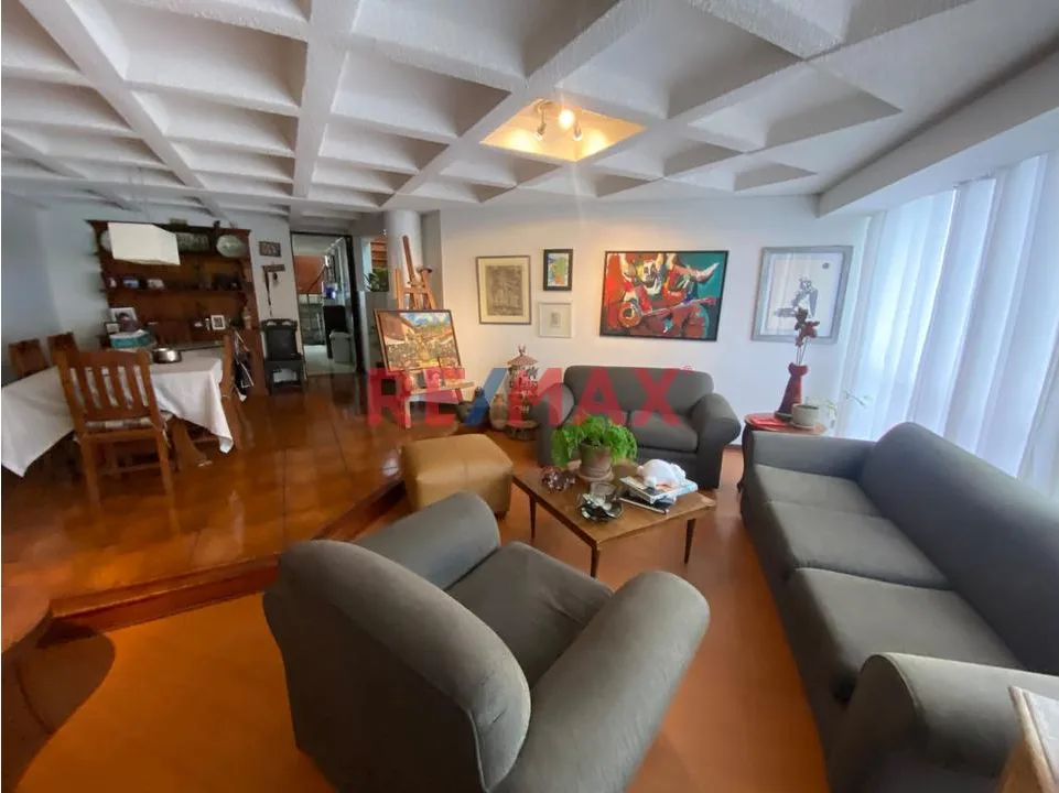 Venta de Encantador Dúplex más Dos Estacionamientos en Calle Buenos Aires, Miraflores🏠